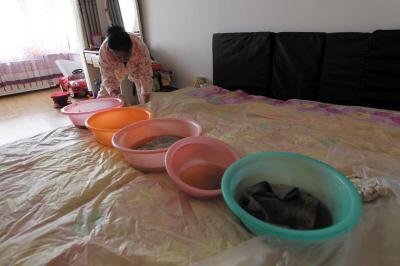 莲都楼上漏水，住户失联，小区没物管，业主维权难！律师来支招……